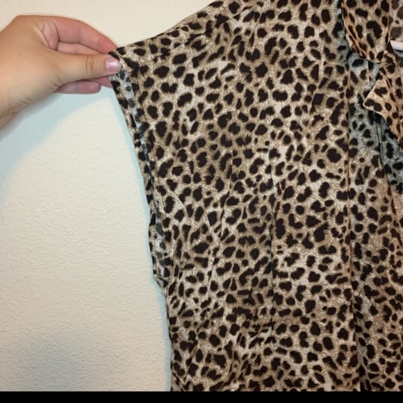 Torrid Cheetah print Front tie top - Picture 3 of 9